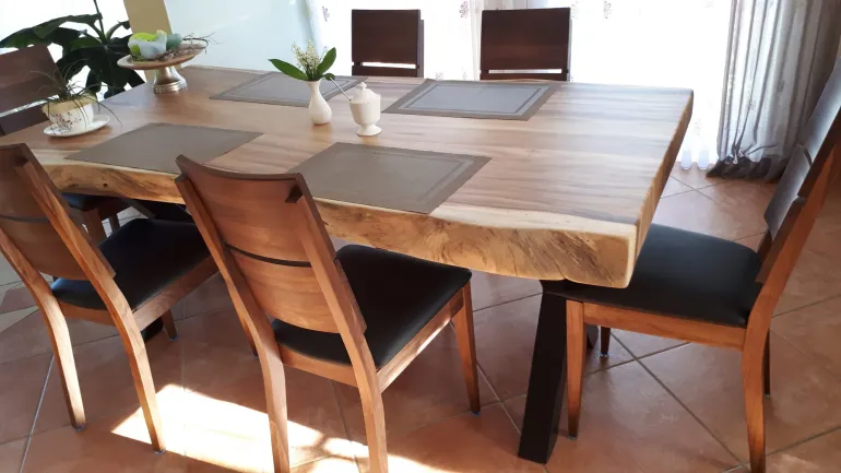 Duży drewniany stół to rozwiązanie zarówno eleganckie