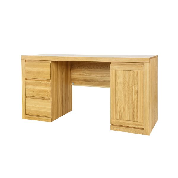 Klasyczne biurko BR302 wykonane zostało z litego drewna dębowego