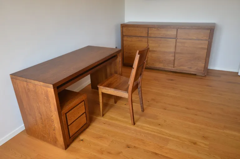 Eleganckie masywne biurko wykonane z litego drewna